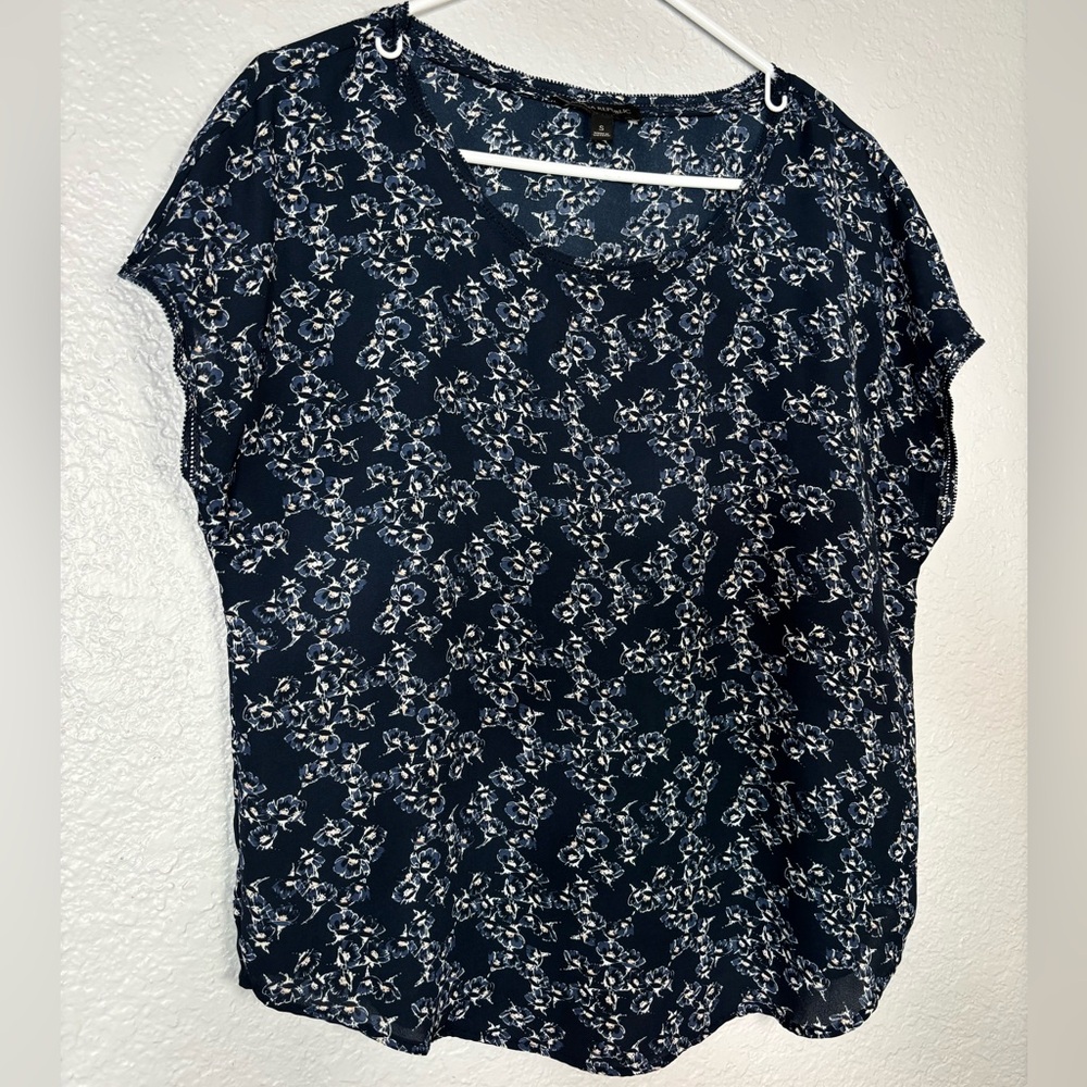 Banana Republic Navy Floral Short Sleeve Blouse Cute Trim Detail Lightweight